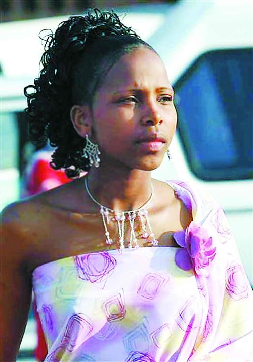 聚集国王宫殿前当地时间9月3日,斯威士兰举行了一年一度的芦苇舞节,数