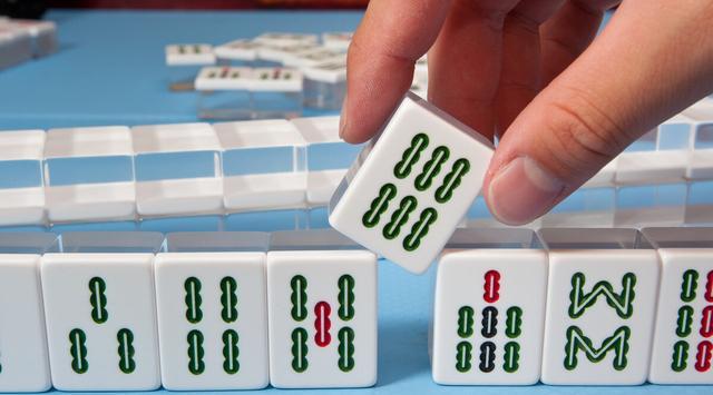 两对倒是绝对到头了,大不了玩个花样碰6万或8万打出1,3,5万或1筒中的