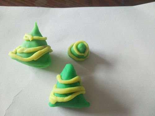 这是我用橡皮泥做的粽子.