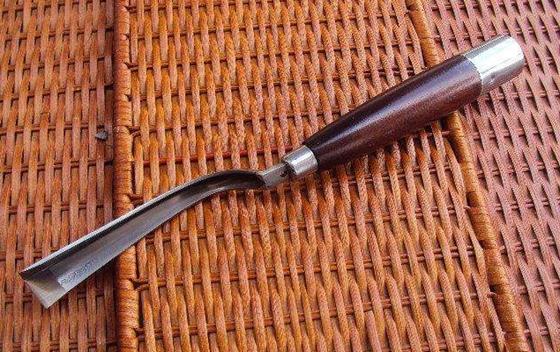 月割胶刀次不超15次,有的出于对树的保护可能要4,5天才割一次,所以说