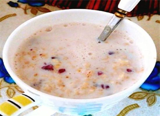 苹果绿 养生食谱牛奶150克,燕麦50克,白糖适量 牛奶燕麦粥的做法 1,将