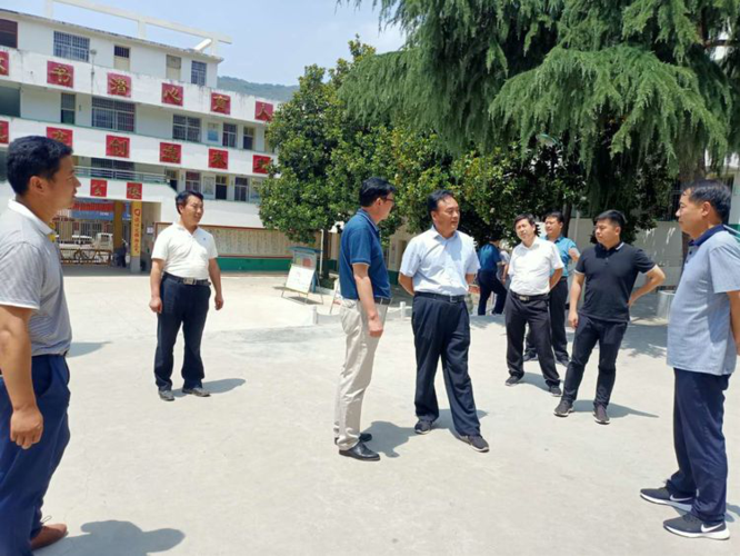 淅川县委书记卢捍卫深入西簧初中调研教育教学及德育