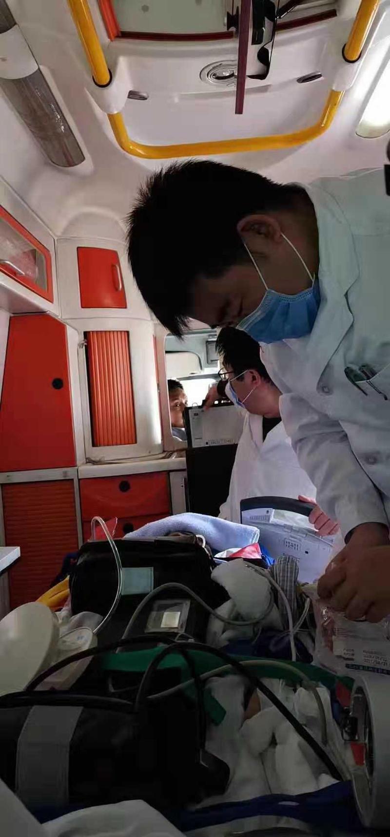 图为患者在救护车内.
