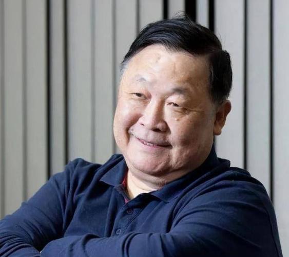 72岁tvb戏骨秦煌出席活动意外跌倒坐救护车送医
