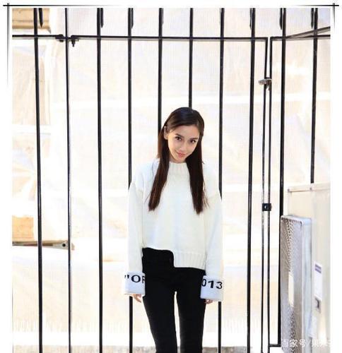 angelababy金色礼服配红唇中分,优雅又霸气,网友:请