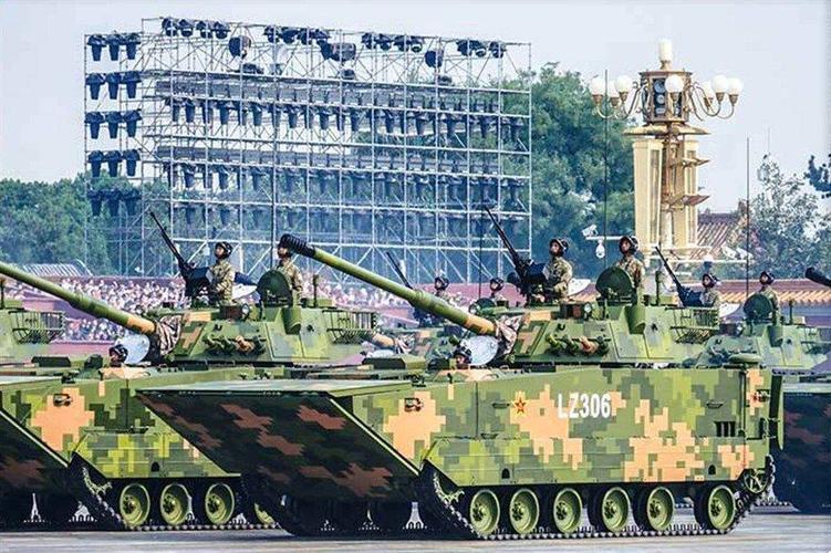 夺岛利器!解放军新型两栖侦察战车曝光:利用无人机引导拔点攻击