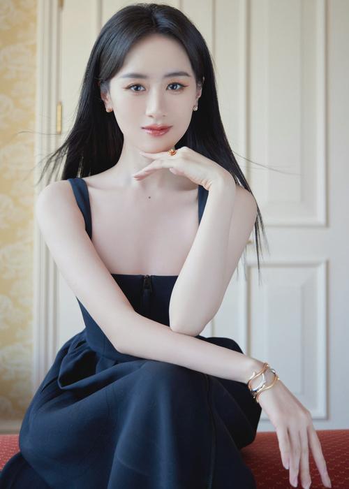 袁冰妍一身黑色吊带裙勾勒优越身材优雅与甜美尽显