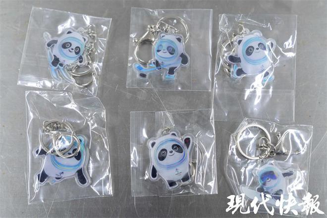 南通海关查获865件侵权冰墩墩雪容融商品