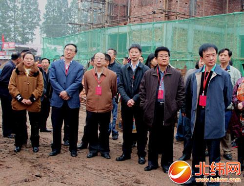 代表们实地查看了芦山县飞仙关镇凤凰村,芦阳镇火炬村,黎明村的新村