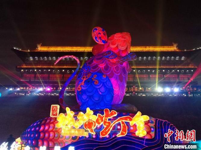 西安城墙新春灯会正式亮灯 民众观灯祈福