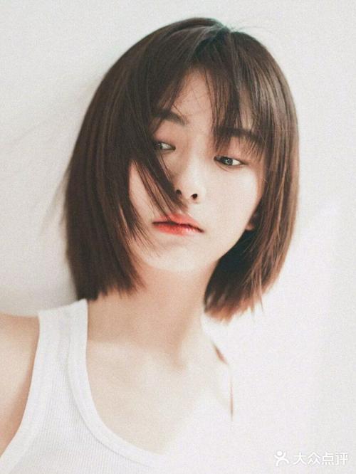 直短发不太适合短下巴小脸型,但是层次感短发就不同了