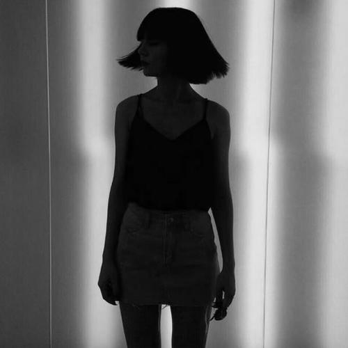 短发飞扬_欧美黑白头像图片_扣扣居