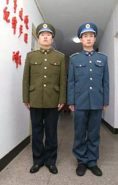 图注:长期以来,我国空军军服都是采用这种上绿下蓝的配色.