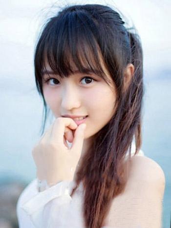 挑染色的长发扎蓬松的马尾辫造型,随性的扎发搭配碎剪的齐刘海,脸型与