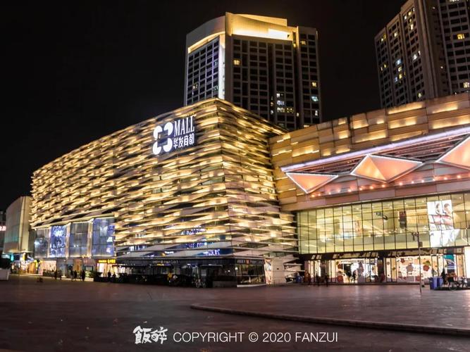 华发商都每晚都有音乐喷泉表演,多彩的灯光与肆意舞动的水幕, 一座