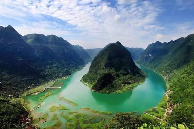 七百弄风景名胜区,有海拔800---1000米的山峰5000多座,千姿百态的深