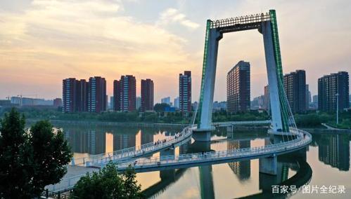 山西襄汾:金秋夕阳辉映景观桥,市民乐享假日美好时光