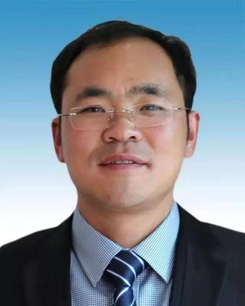 2007年6月参加工作,现任富源县大河镇国土和村镇规划建设服务中心主任