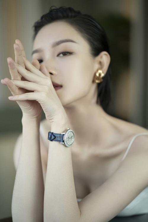 简介:倪妮抹胸吊带迷人性感写真,分享一组倪妮图片给大家,图中的明星