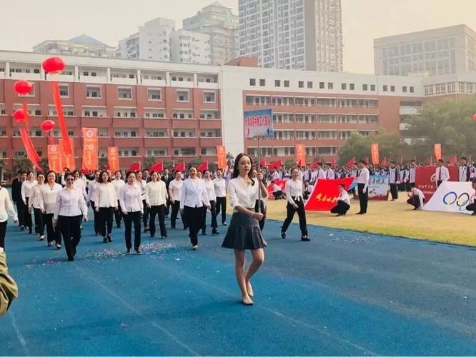 迎宾的三位校长,分别是:水果湖二中校长吴继德,水果湖高中校长杨建为