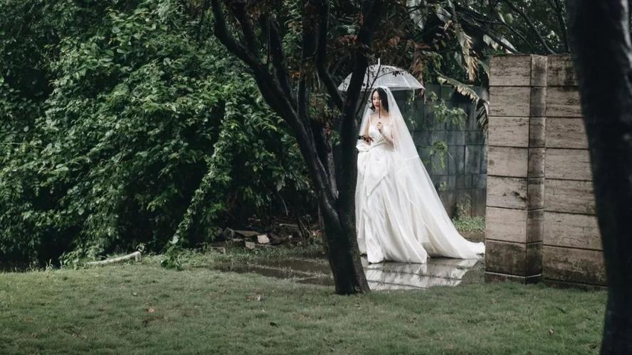 真实婚礼 | 肆意起舞,雨中狂欢,她把热带雨林搬到了婚礼现场!