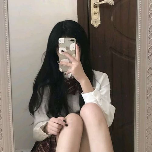 可爱女生头像:我早晨醒来,睁开眼看见一片云,风吹过窗前的树