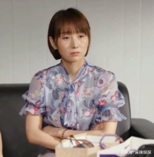 上图是《乡村爱情12》中的丁宁,下图是梁红的近照.