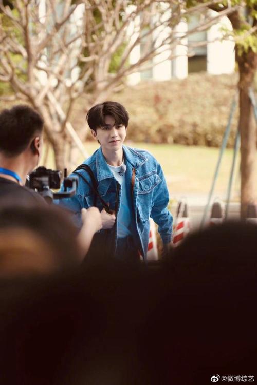 蔡徐坤综艺图曝光!牛仔衣阳光帅气