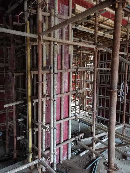 框架柱模板加固不当1