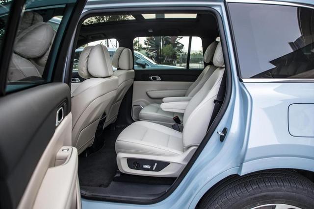 储物空间方面,理想one车内设有充裕的储物槽,轻松胜任日常行车过程中