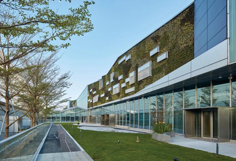 在绿色建筑设计案例方面,图集收录了广州白云国际机场二号航站楼