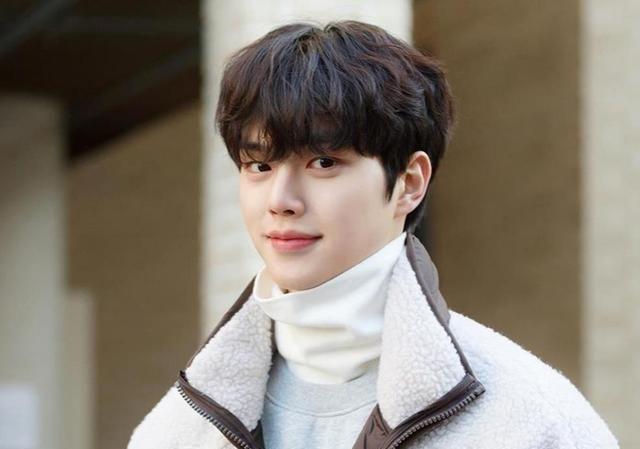 "宽肩流氓"宋江小透明逆袭南韩人气王,却因演技被骂惨!