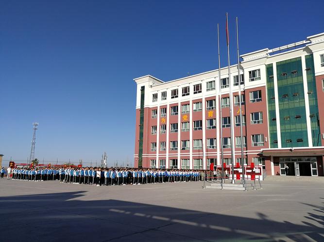 新学期,新希望-伊宁县第三中学隆重举行新学期第一次升旗仪式