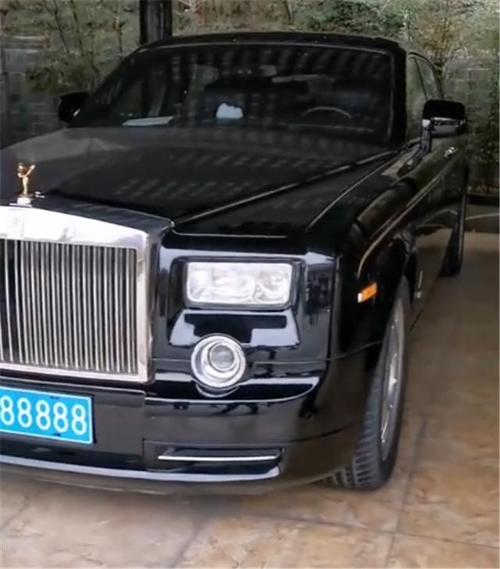 绵阳市一建筑集团老总座驾,金标劳斯莱斯,落地千万,挂