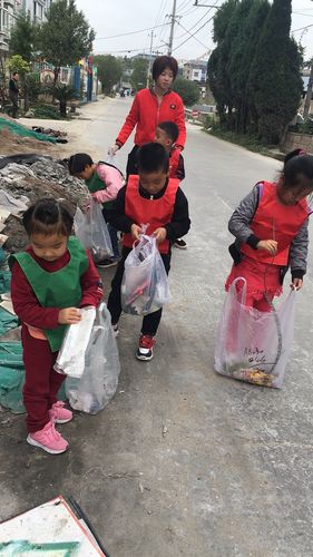小朋友说路边这么多垃圾太脏了,我们要爱护环境,不随便丢垃圾.