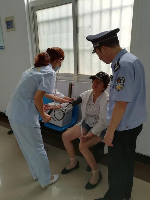 监狱警察出手相助    8月16日下午5时左右,河南省内黄监狱接见室大厅