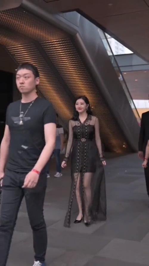 为啥景甜的走路姿势是这样的