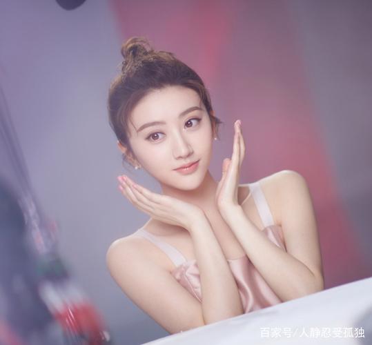 早期景甜拍摄广告花絮曝光 身穿粉红吊带裙甜美迷人