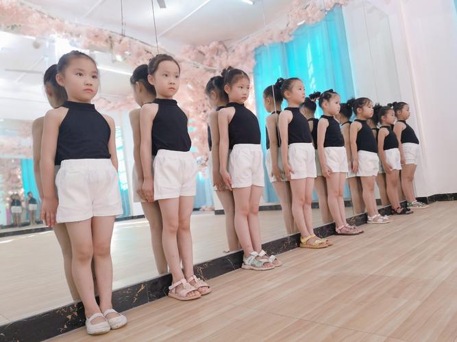 皇家雅韵艺术中心少儿形体班开课啦外修形,内修礼塑造娉婷身姿,点燃