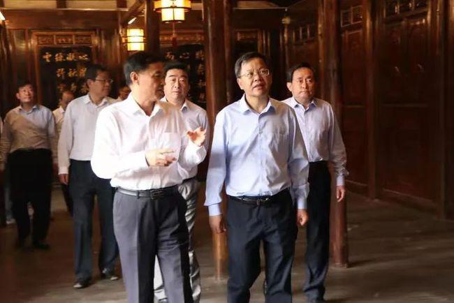 山东省副省长王心富等一行莅临宁津德百杂技蟋蟀谷调研指导工作