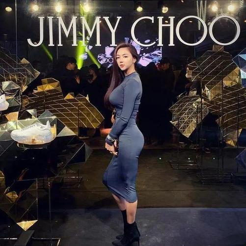 健身女神金太珠挺翘臀部曲线身材证明微胖的女孩也可以很性感