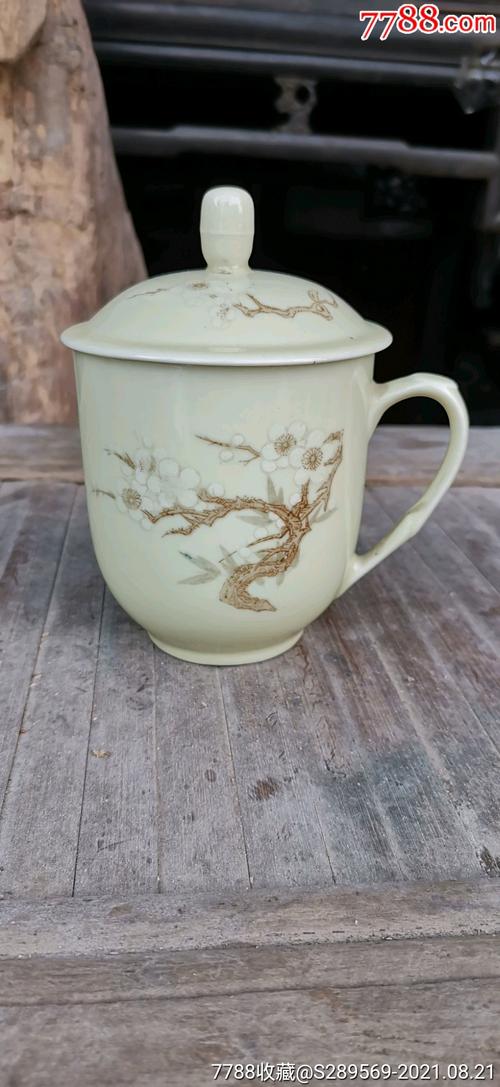 黄地五彩梅花纹杯