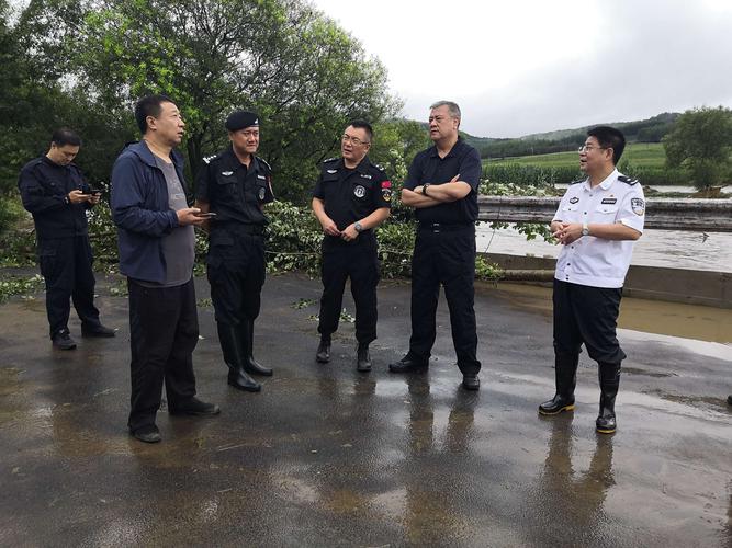 夏双杰支队长亲自带队参与处置新宾县红庙子乡山体滑坡事故