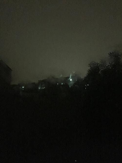 雨天一个人躲在车里,和这个夜一起流流泪,伤感是因为你以为能理解你的