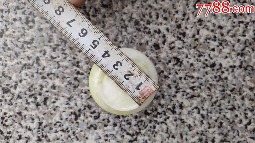 玉质夜光杯一个里面有一个昆虫6厘米*5厘米*4厘米