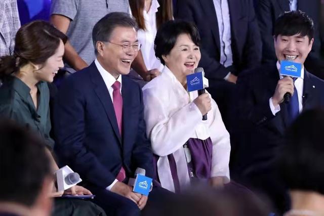 韩国总统文在寅年少穷酸富家女金正淑执意下嫁笃定他会当总统