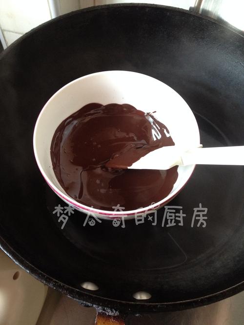 3.  黑巧克力隔水加热融化.
