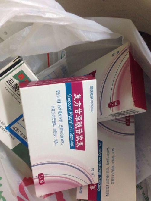 我这是皮肤过敏吗! 我前阵子喉咙疼 药店给我开了药