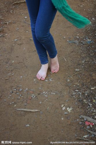 冬天赤脚走路视频_女孩赤脚爬山             女生光脚在大街走路
