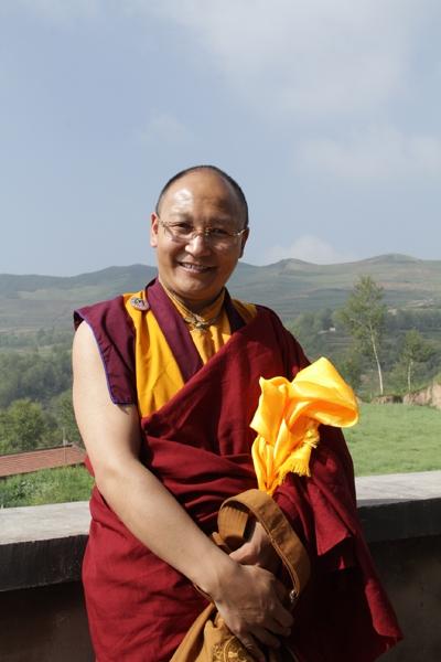 在美丽的果洛草原我幸遇古刹龙恩寺的一位活佛,他叫班玛香曲.